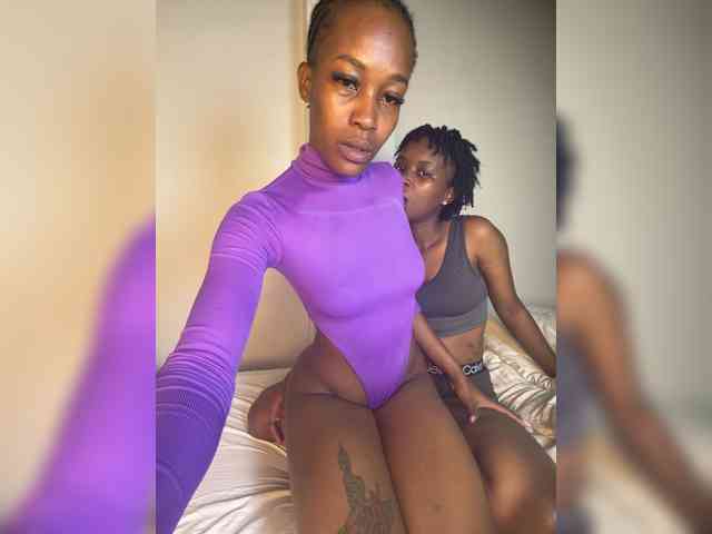 Sexypetitequeens webcam