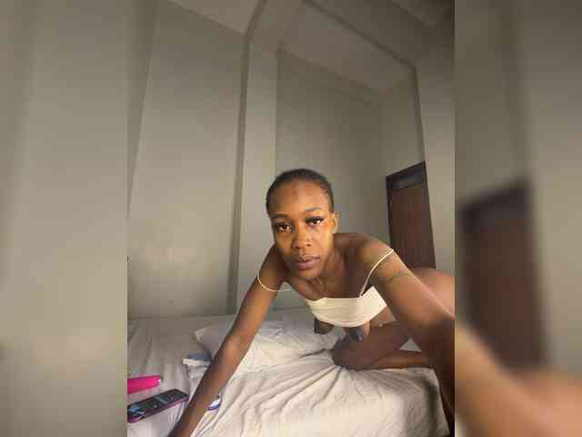 Sexypetitequeens webcam