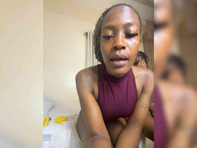 Sexypetitequeens webcam