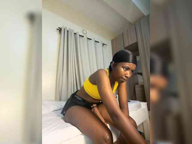 Sexypetitequeens webcam