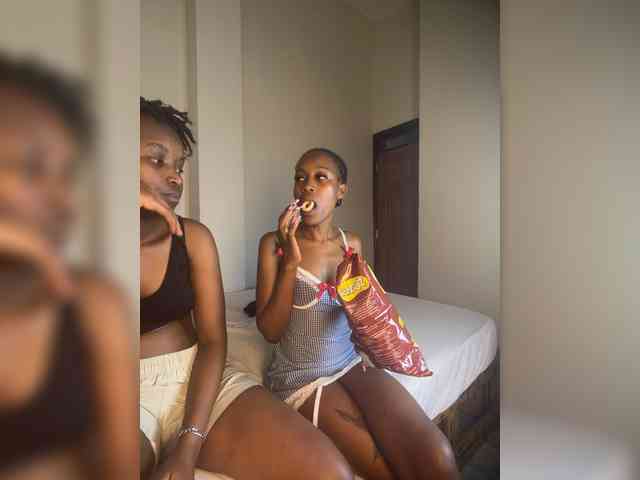 Sexypetitequeens webcam