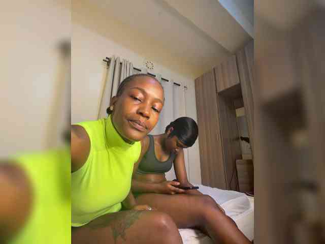 Sexypetitequeens webcam