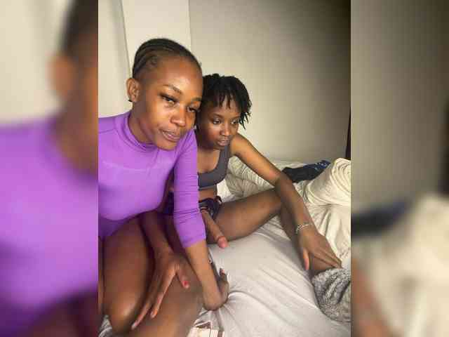 Sexypetitequeens webcam