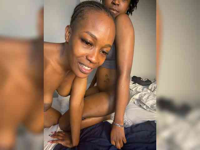 Sexypetitequeens webcam