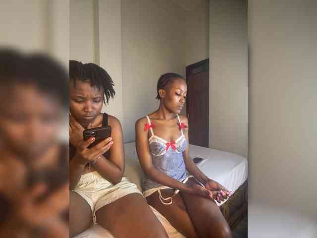 Sexypetitequeens webcam