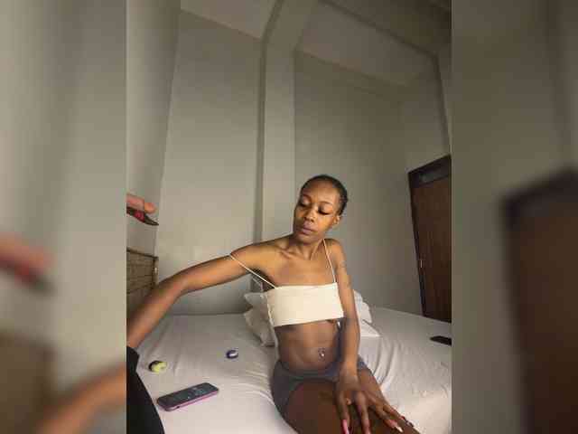 Sexypetitequeens webcam