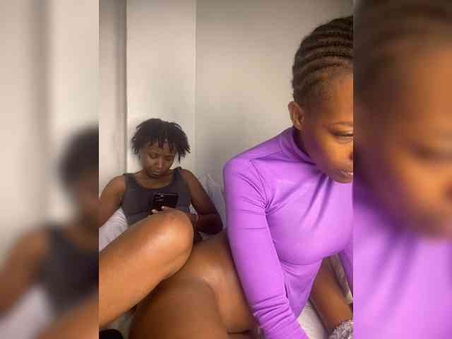 Sexypetitequeens webcam