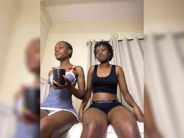 Sexypetitequeens webcam