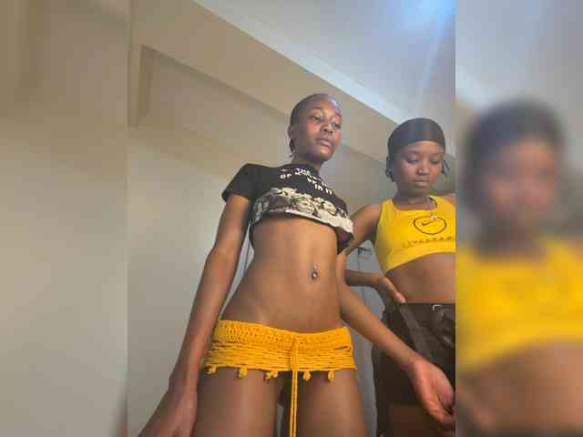 Sexypetitequeens webcam