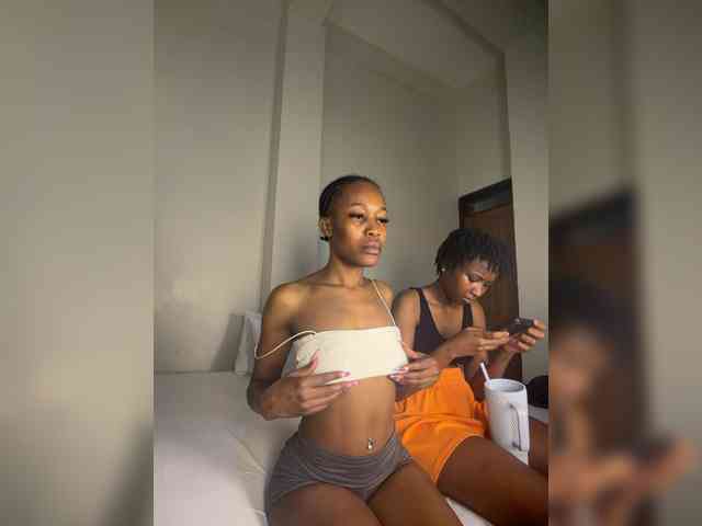 Sexypetitequeens webcam