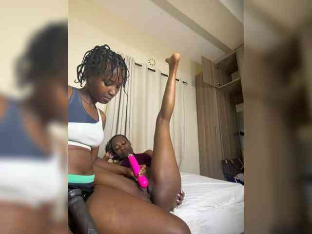 Sexypetitequeens webcam