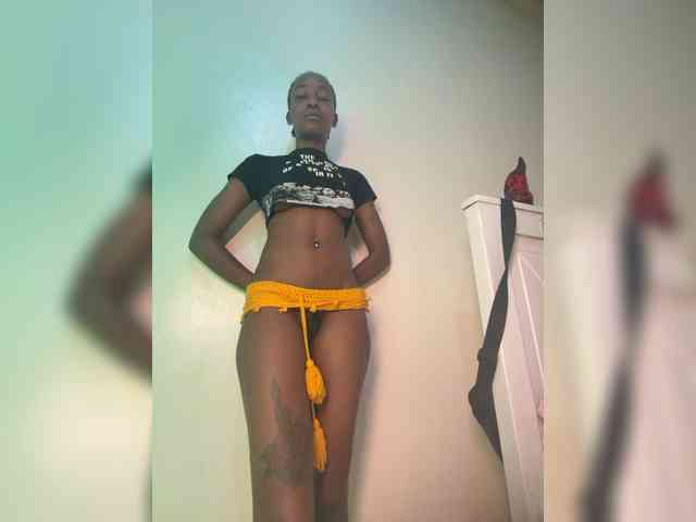 Sexypetitequeens webcam