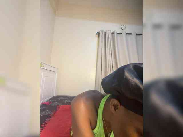 Sexypetitequeens webcam