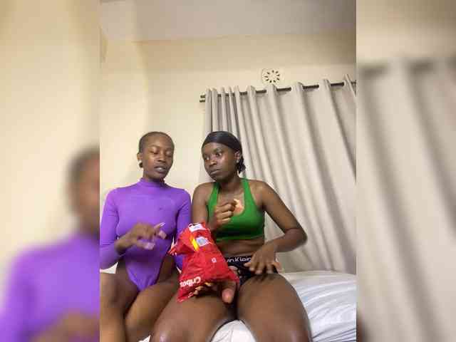 Sexypetitequeens webcam
