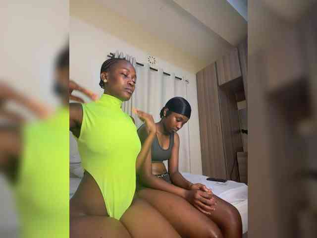 Sexypetitequeens webcam
