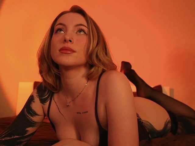 peach_in_stockings