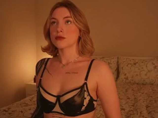 peach_in_stockings