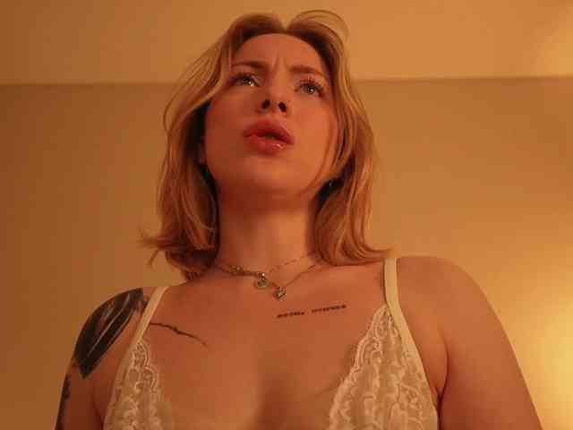 peach_in_stockings