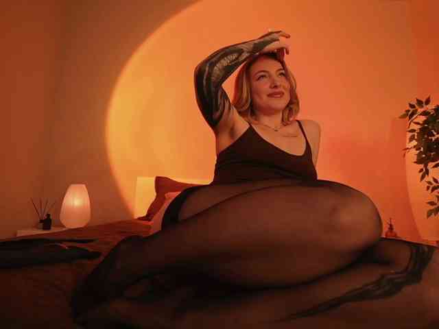 peach_in_stockings