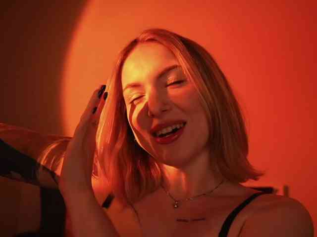 peach_in_stockings