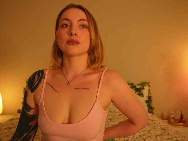peach_in_stockings