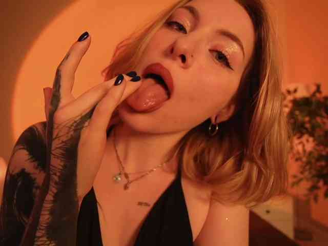 peach_in_stockings
