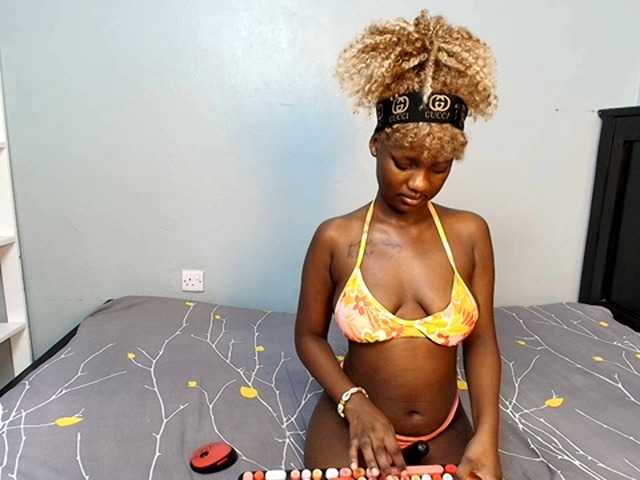 YolandaBlue live cam on BongaCams