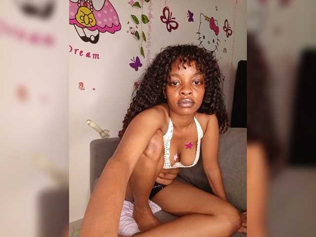 Yadah live cam on BongaCams