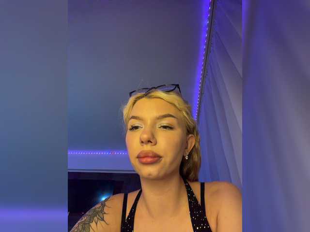 isabelluck1 live cam on BongaCams