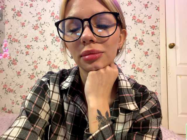 isabelluck1 live cam on BongaCams