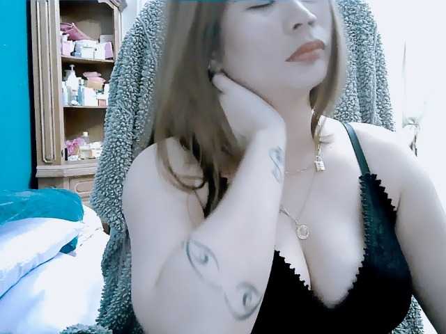 GoddessMia live cam on BongaCams