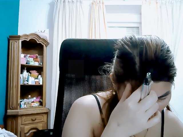 GoddessMia live cam on BongaCams
