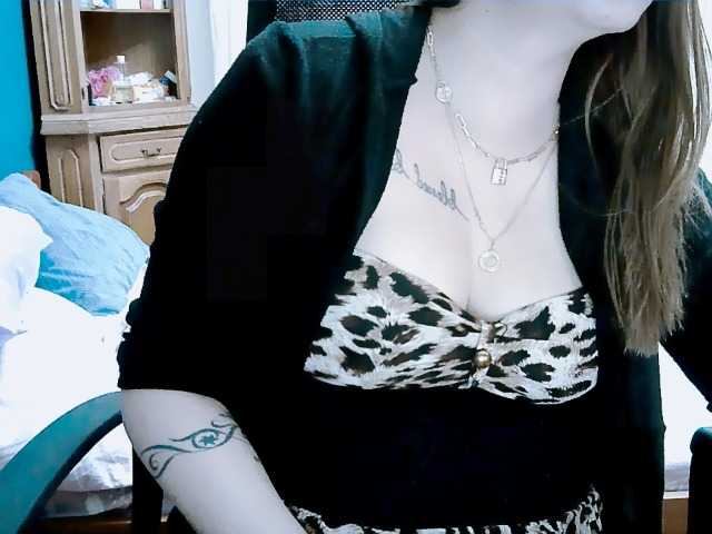GoddessMia live cam on BongaCams
