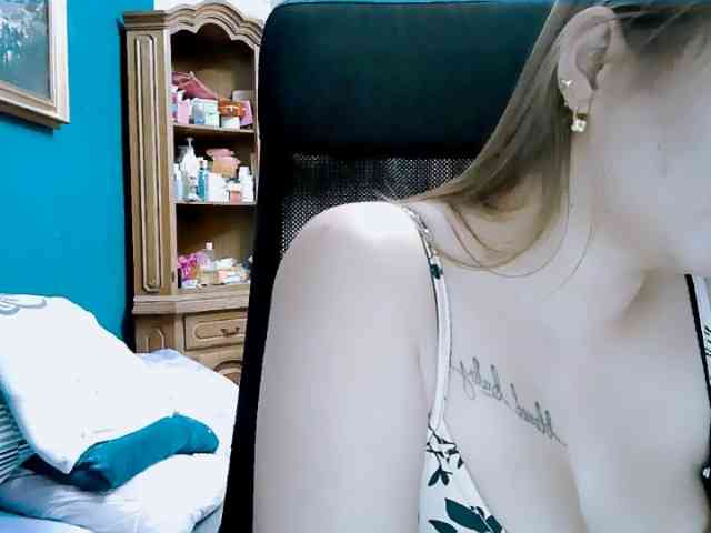 GoddessMia webcam