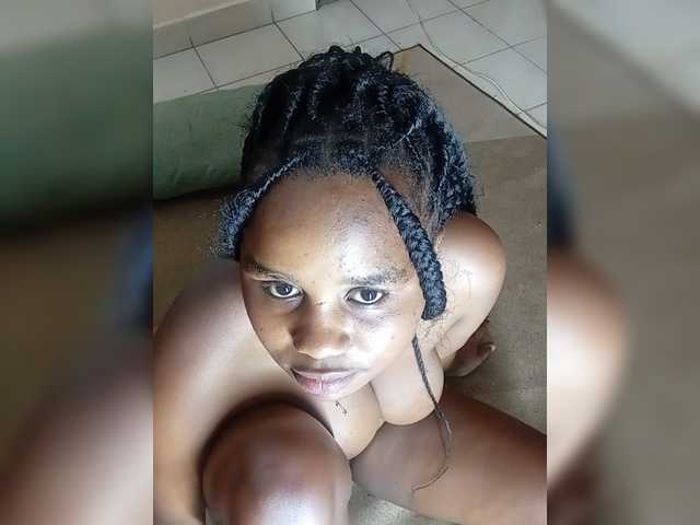 Prettyshe live cam on BongaCams