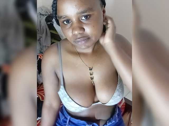 Prettyshe live cam on BongaCams