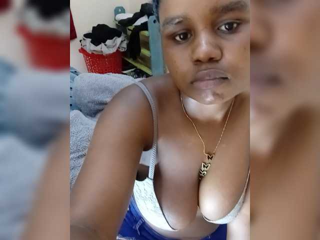 Prettyshe live cam on BongaCams