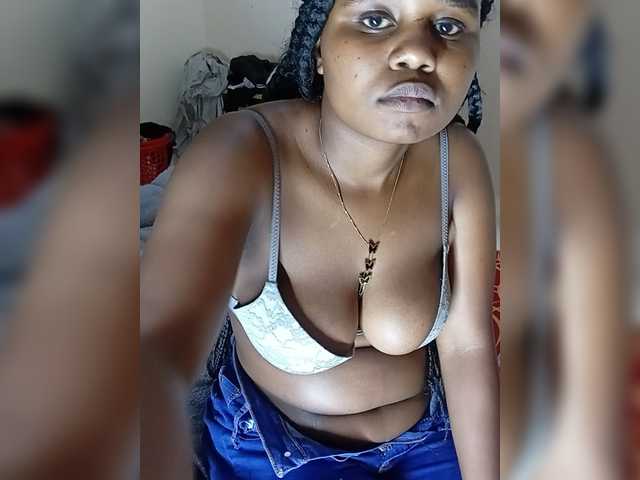 Prettyshe live cam on BongaCams