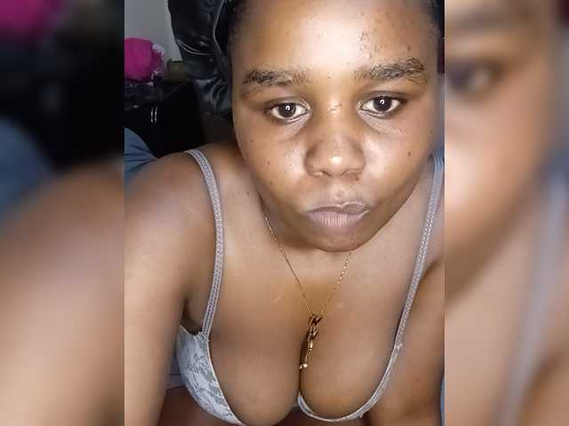 Prettyshe live cam on BongaCams