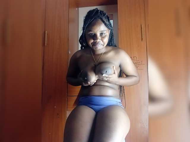 Prettyshe live cam on BongaCams