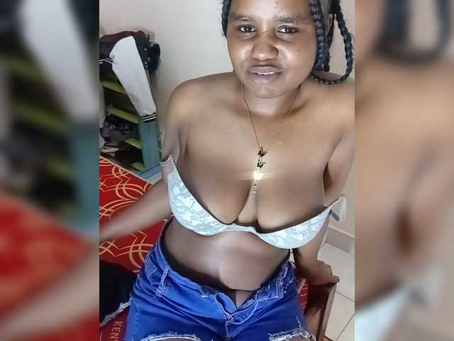 Prettyshe live cam on BongaCams
