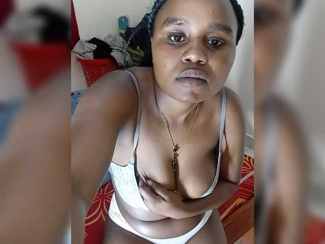 Prettyshe live cam on BongaCams