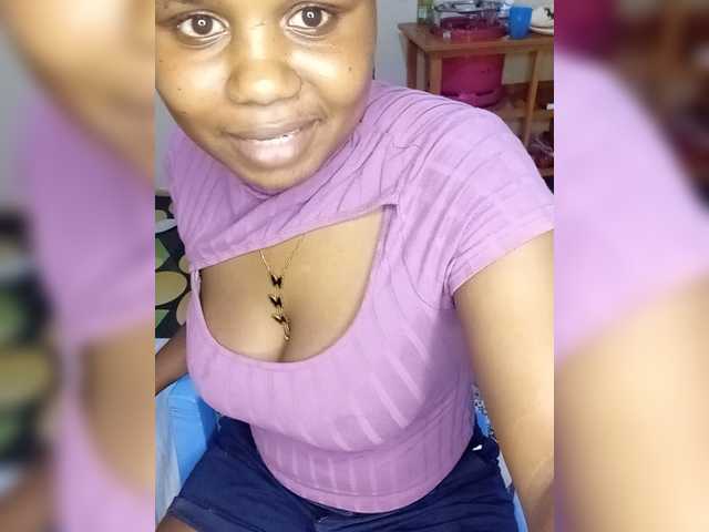 Prettyshe live cam on BongaCams