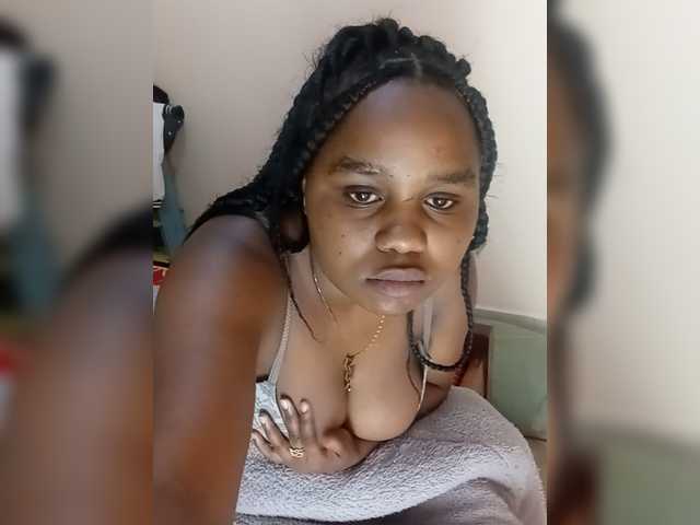 Prettyshe live cam on BongaCams