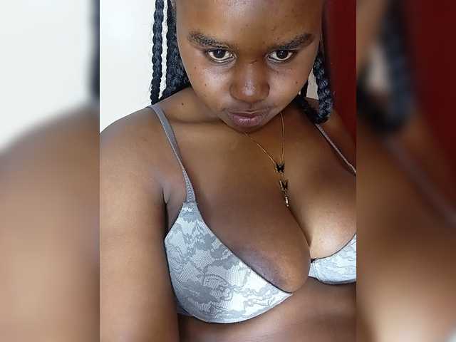 Prettyshe live cam on BongaCams