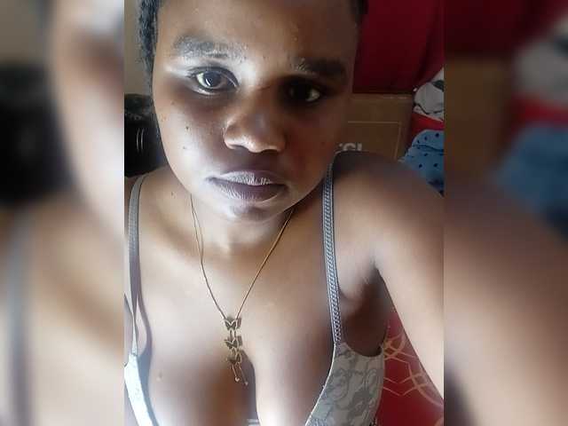 Prettyshe live cam on BongaCams