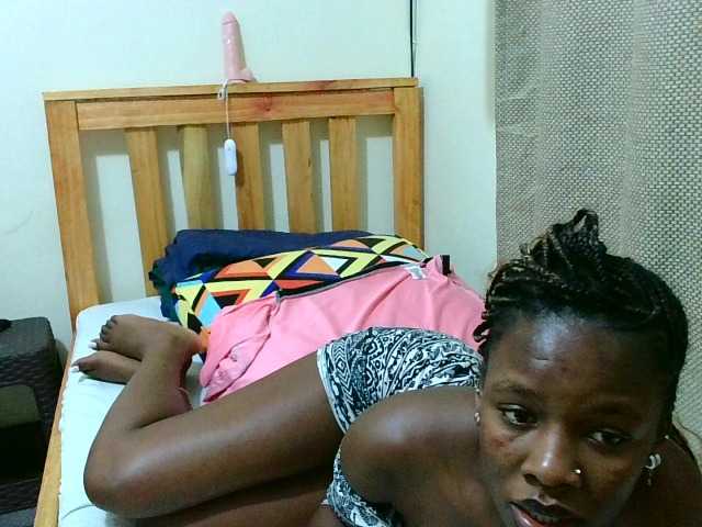 le modèle Malibhu est en webcam porno dans un show sur le site bongacams, il possède les tags suivants: Ebony,Blonde,Trimmed