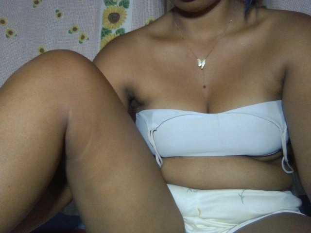 le modèle Majolie1 est en webcam porno dans un show sur le site bongacams, il possède les tags suivants: Ebony,Brunette,Trimmed