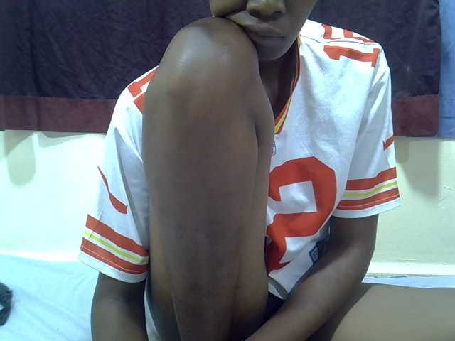 le modèle Prettyslender est en webcam porno dans un show sur le site bongacams, il possède les tags suivants: Ebony,Brunette,Trimmed