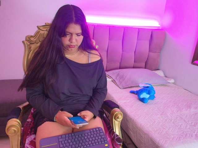 le modèle ZaffiraNova est en webcam porno dans un show sur le site bongacams, il possède les tags suivants: Latino/Hispanic,Brunette,Trimmed
